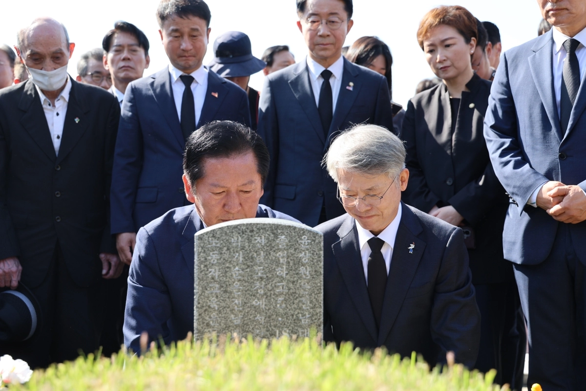 5·18 제46주년을 맞아 민형배 민주당 전남광주특별시장 후보가 국립5·18민주묘지를 찾아 참배하고 있다. 민형배 선거사무소 제공