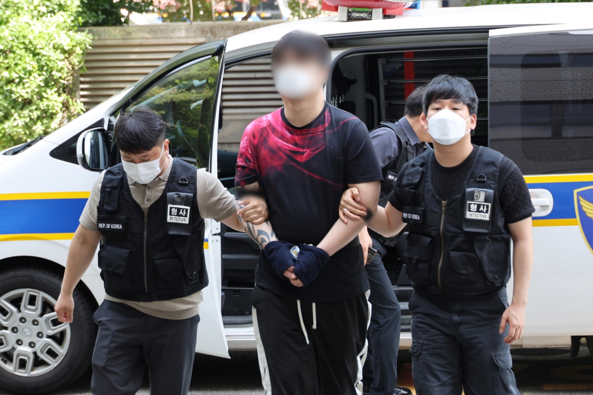 이른바 보복대행을 저지른 20대 남성이 18일 오후 구속 전 피의자 심문(영장실질심사)을 받기 위해 인천지법에 출석하고 있다. 연합뉴스