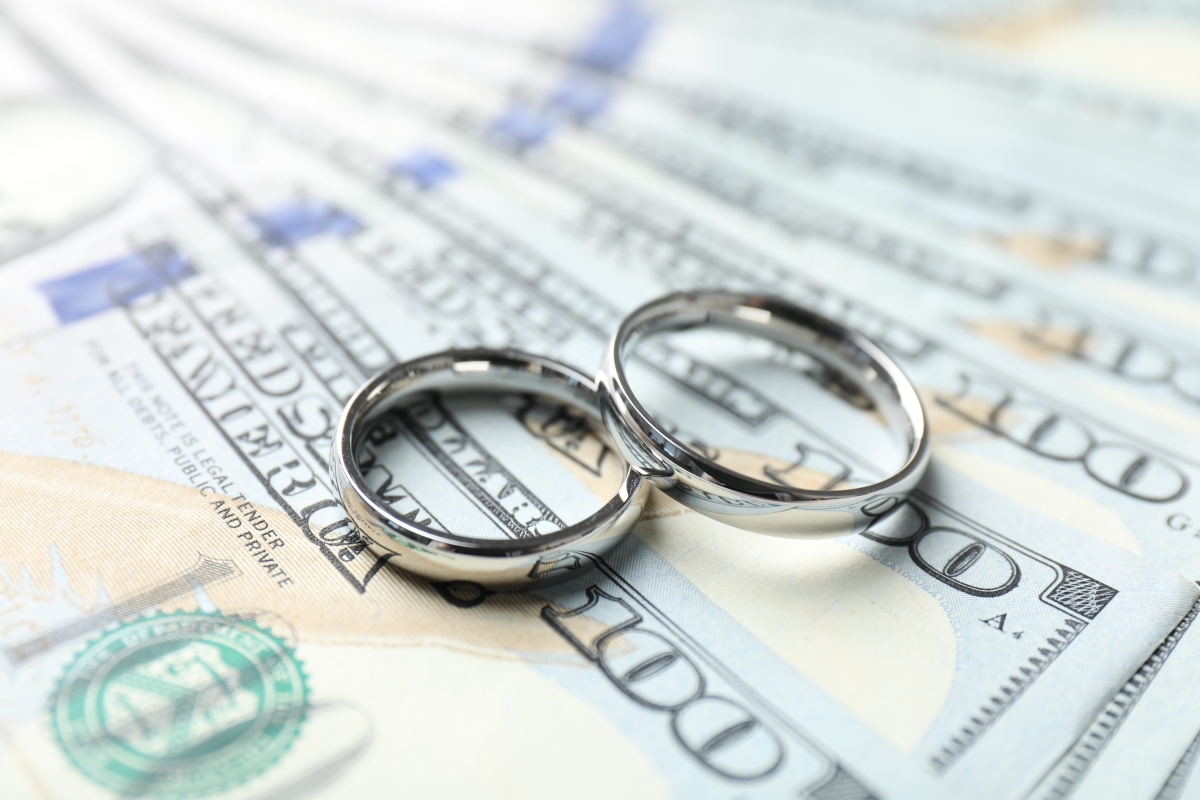 낼 세금이 없더라도 혼인 증여금은 국세청에 신고하는 게 유리하다고  합니다.  사진은 결혼반지 관련 이미지. 123rf