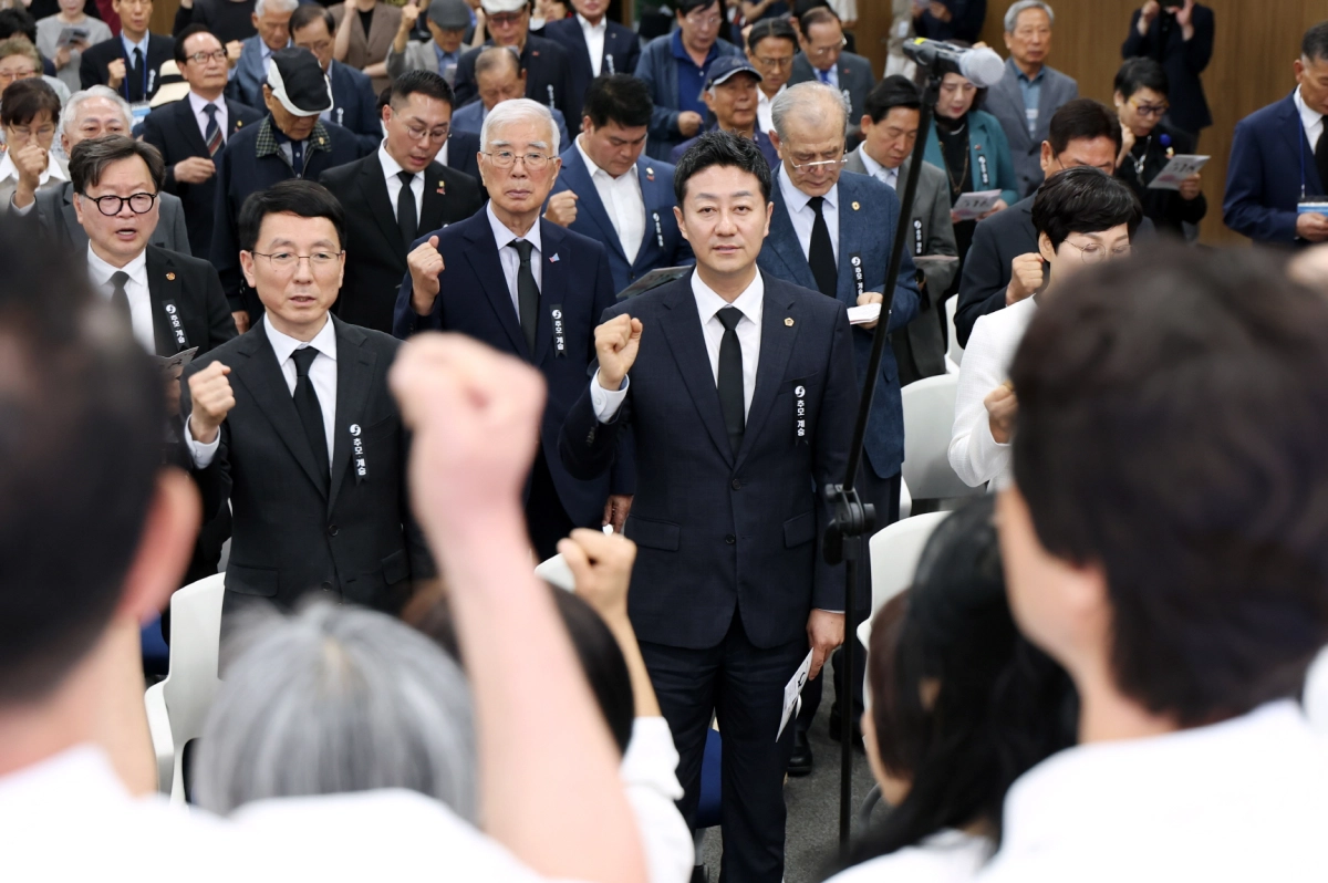 김진경 의장과 김성중 경기도 행정1부지사를 비롯한 참석자들이 한쪽 주먹을 쥐어 올린 채 ‘임을 위한 행진곡’을 제창하고 있다.(사진=경기도의회)