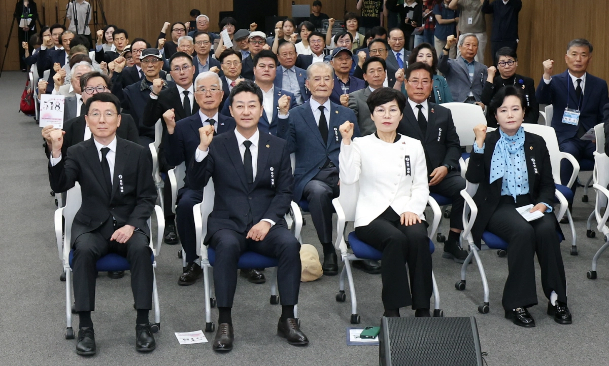 ‘5·18민주화운동 제46주년 경기도 기념식’에 참석한 김진경 의장, 정윤경 부의장, 김성중 행정1부지사 등 주요 내빈들과 유공자들이 민주주의 수호 의지를 다지며 단체 기념촬영을 하고 있다.(사진=경기도의회)