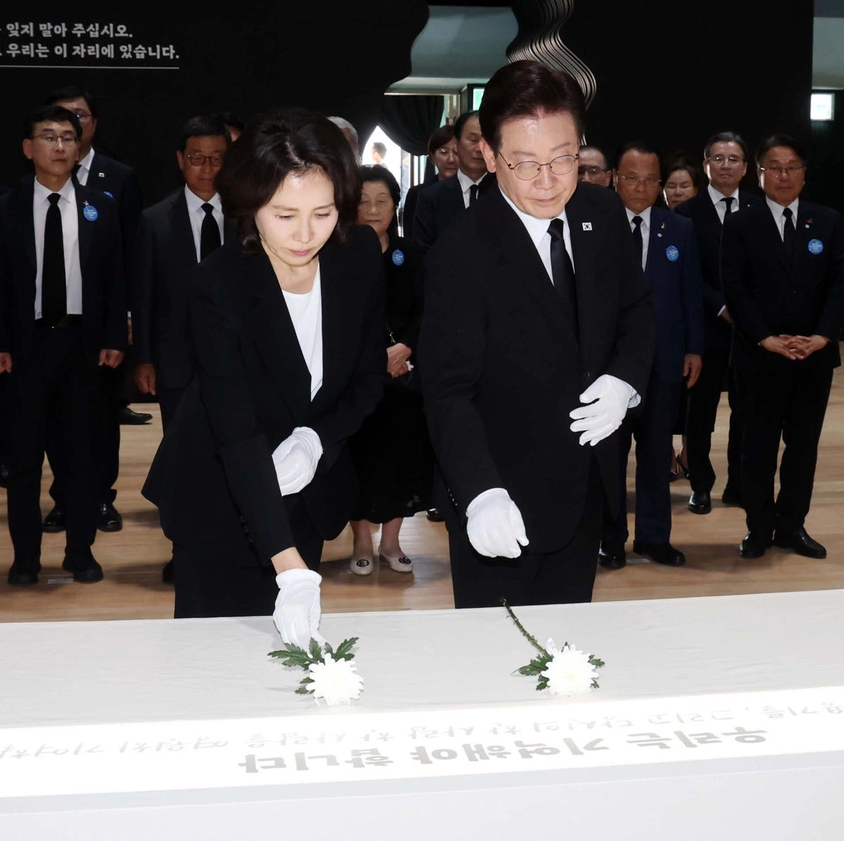 헌화하는 이재명 대통령 부부