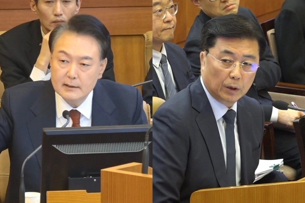 윤석열 대통령이 지난해 2월 13일 서울 종로구 헌법재판소에서 열린 탄핵 심판 8차 변론에서 발언하고 있다.  오른쪽은 같은 달 4일 윤 대통령 탄핵심판 5차 변론기일에 증인으로 출석한 홍장원 전 국가정보원 1차장. 헌법재판소 제공