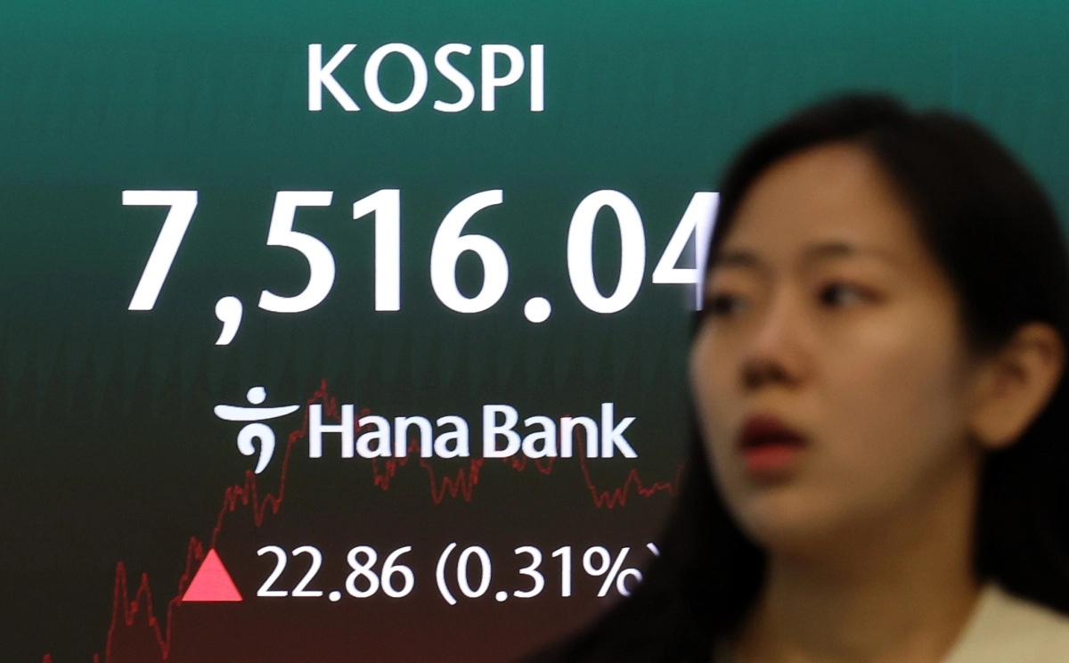 [서울=뉴시스] 이영환 기자 = 코스피가 전 거래일(7493.18)보다 22.86포인트(0.31%) 오른 7516.04에 마감한 18일 오후 서울 중구 하나은행 딜링룸 전광판에 종가가 표시되어 있다.  코스닥 지수는 전 거래일(1129.82)보다 18.73포인트(1.66%) 하락한 1111.09, 서울 외환시장에서 원·달러 환율은 전 거래일(1500.8)보다 0.5원 내린 1500.3원에 주간 거래를 마감했다. 2026.05.18. 20hwan@newsis.com  <저작권자ⓒ 공감언론 뉴시스통신사. 무단전재-재배포 금지.>