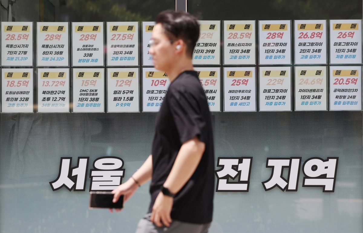 [서울=뉴시스] 김진아 기자 = 서울 아파트 전세가격 상승폭이 매매가격을 뛰어넘으면서 임대차시장 불안이 높아지고 있다. 18일 한국부동산원의 4월 주택가격 동향조사에 따르면 지난달 서울 아파트 매매가격은 0.55%, 전세는 0.82%, 월세는 0.74% 상승했다. 전세 수급 불균형이 심해지면서 임대인 우위 구도도 강화되고 있다. 전세수급지수는 5월 둘째 주 기준 113.7로 2021년 3월 둘째주(116.8) 이후 가장 높았다.   사진은 18일 서울 시내의 한 부동산에 매물정보가 표시되어 있다. 2026.05.18. bluesoda@newsis.com