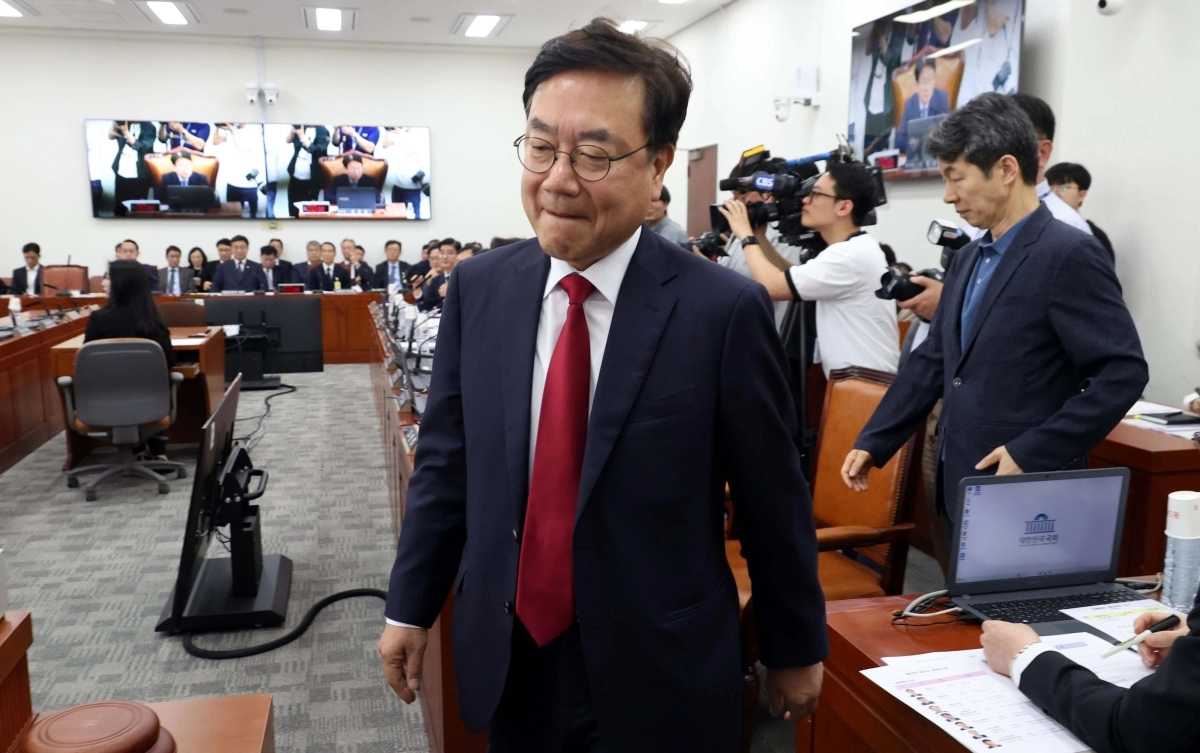 국회 행정안전위원회 국민의힘 간사인 서범수 의원이 18일 오전 국회에서 열린 행안위 전체회의에서 윤건영(오른쪽) 더불어민주당 간사와 회의장 밖에서 대화를 마치고 들어오고 있다. 2026.5.18 뉴시스