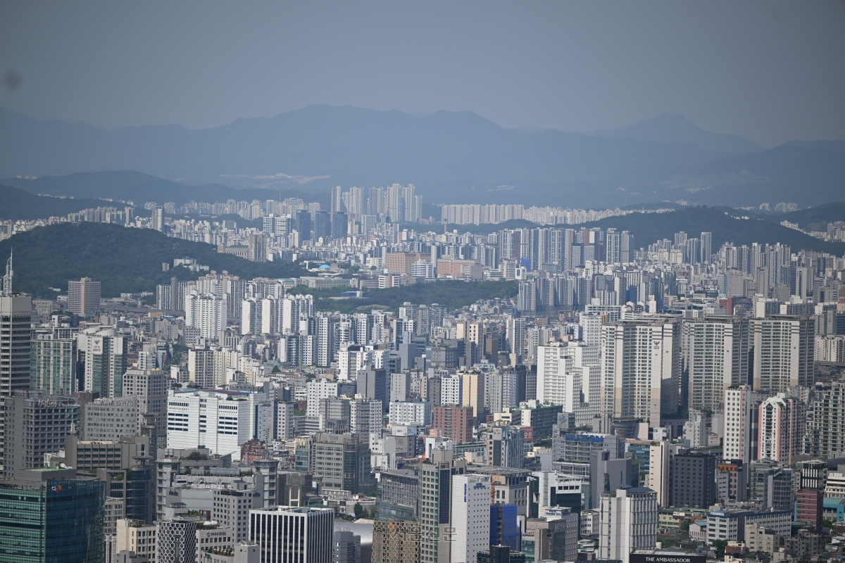17일 서울 용산구 남산타워에서 바라본 서울 시내 아파트. 2026.5.17 이지훈 기자