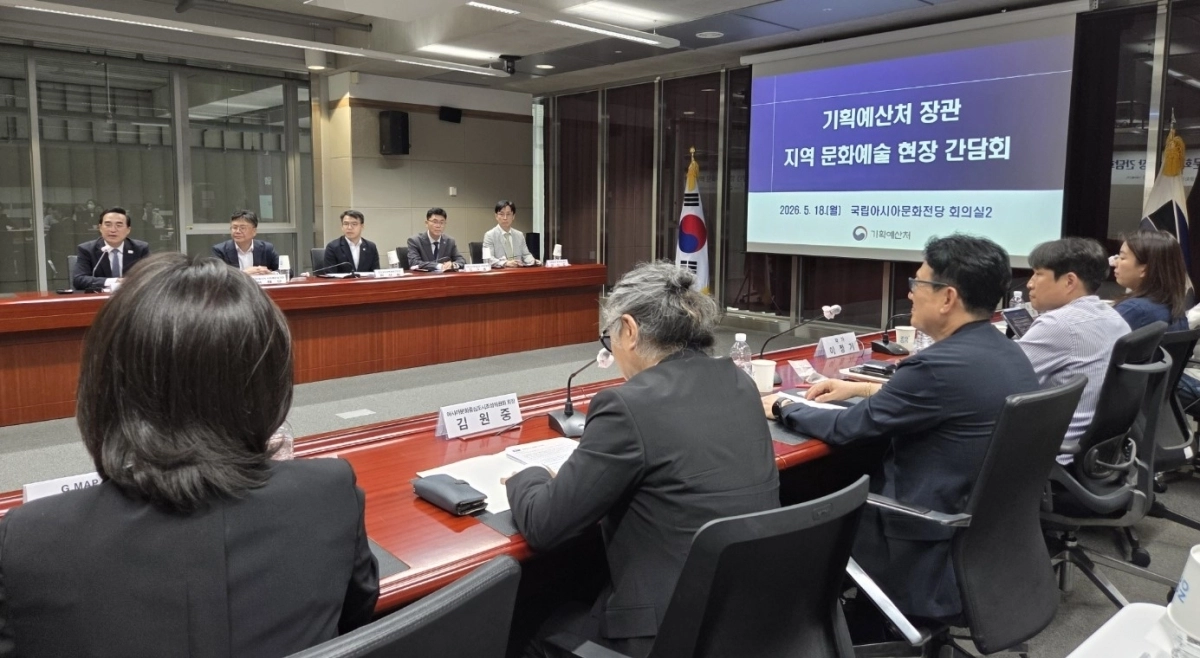 박홍근 기획예산처 장관이 5·18민주화운동 기념일인 18일 광주를 찾아 지역 문화예술인들과 간담회를 갖고 문화예술 분야 지원 확대 의지를 밝혔다.