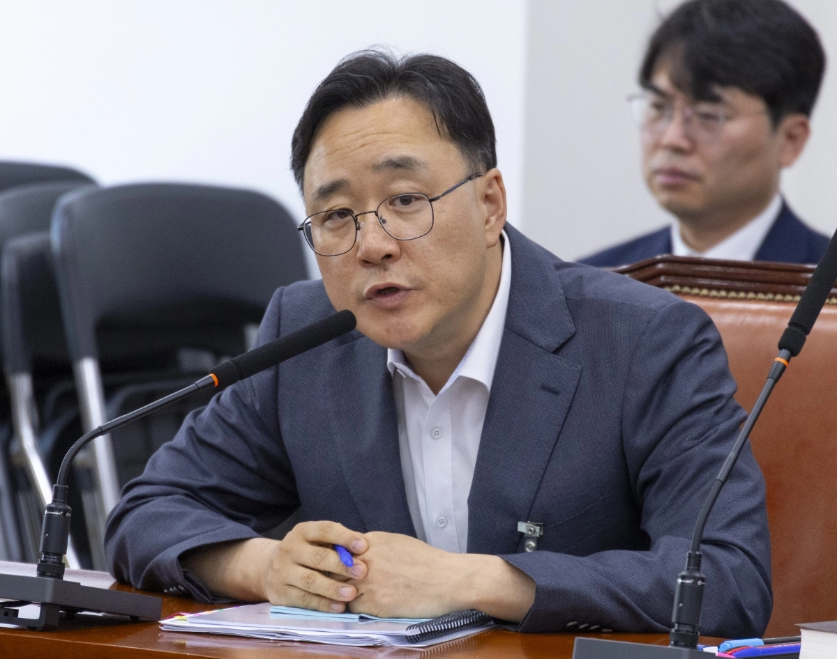 임춘근 서울시 도시기반시설 본부장이 18일 국회에서 열린 행정안전위원회 전체 회의에 출석해 GTX-A 노선 삼성역 철근 누락 사건에 대한 질의에 답하고 있다. 연합뉴스