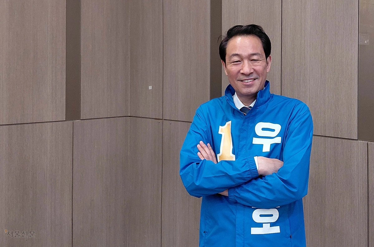 우상호 더불어민주당 강원지사 후보가 18일 서울신문 인터뷰에서 강원 도정에 대한 포부를 전한 뒤 포즈를 취하고 있다. 우 후보는 “국가 재정, 국가 프로젝트, 민간 투자를 얼마나 끌어오느냐가 강원도의 미래를 좌우할 것”이라고 강조했다.
