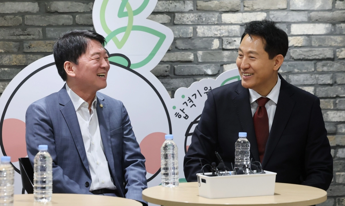오세훈(오른쪽) 국민의힘 후보가 안철수 의원과 함께 18일 서울 영등포구 청년취업사관학교에서 청년 간담회를 진행하고 있다. 뉴스1
