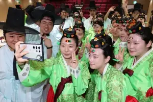 한복 입고 찰칵… “오늘부터 우리도 성년”