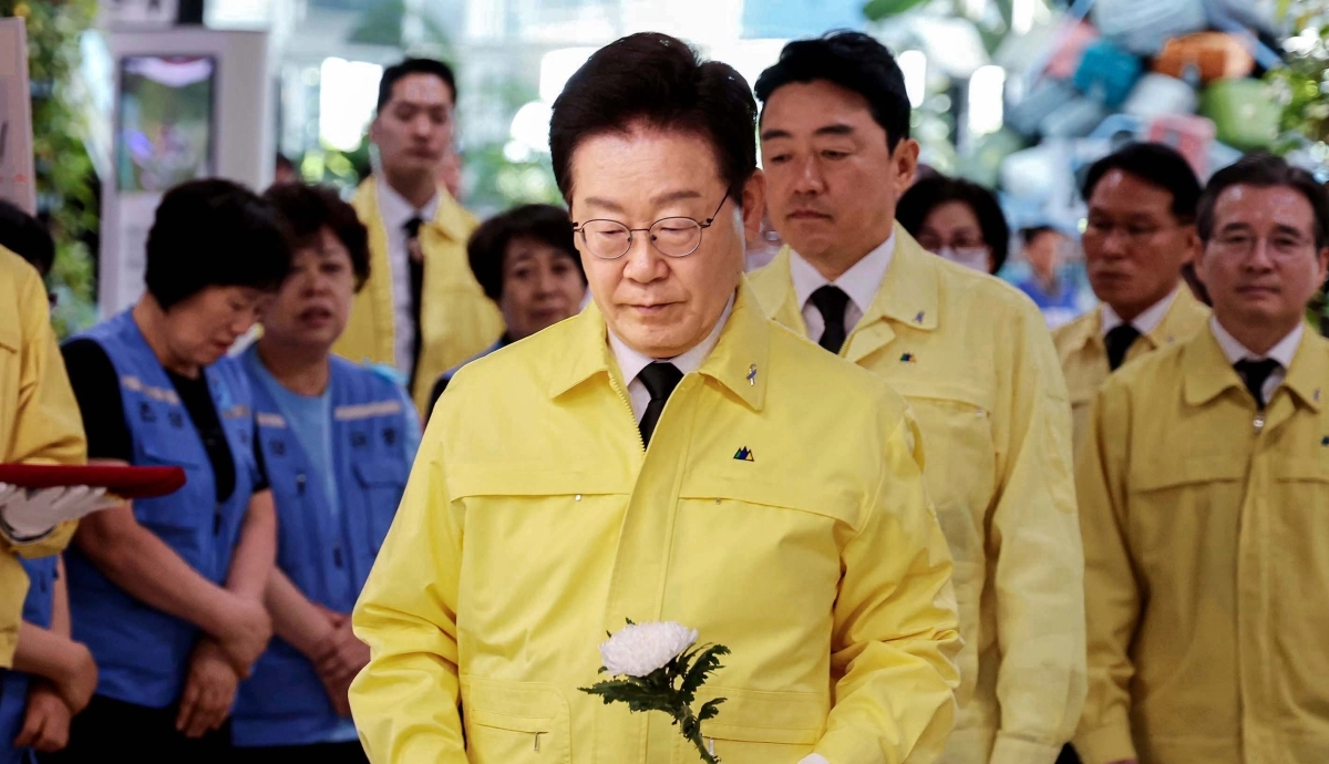 이재명 대통령, 여객기 참사 희생자 분향소 헌화