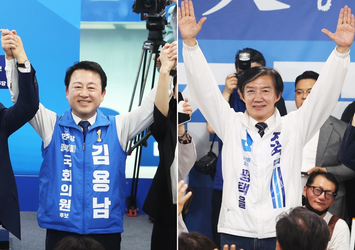 경기 평택을 국회의원 재선거에 출마한 민주·진보 진영 후보들이 16일 경기도 평택시 안중읍 각 후보 선거사무소 열린 개소식에서 기념 촬영을 하고 있다. 왼쪽부터 더불어민주당 김용남, 조국혁신당 조국. 2026.5.16. 연합뉴스