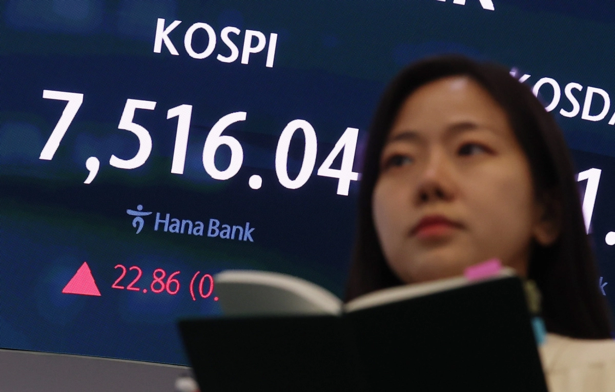 코스피가 전 거래일(7493.18)보다 22.86포인트(0.31%) 오른 7516.04에 마감한 18일 오후 서울 중구 하나은행 딜링룸 전광판에 종가가 표시되어 있다.  2026.05.18. 뉴시스