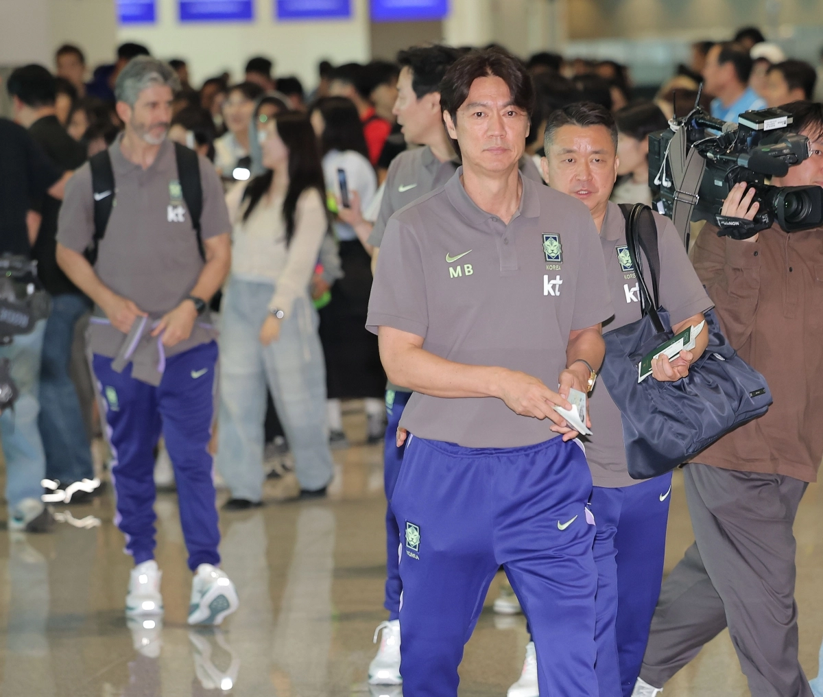 출국하는 홍명보 감독