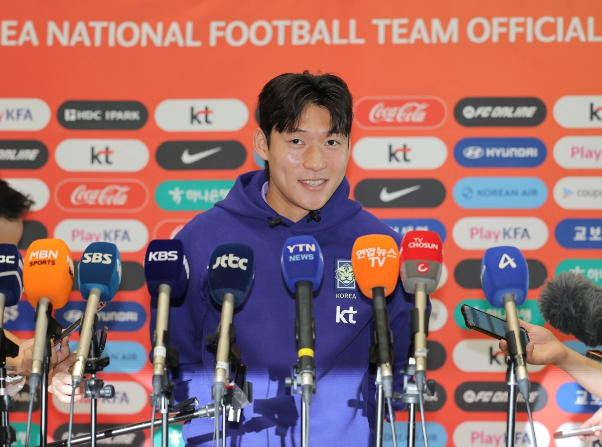 취재진 질문 답하는 축구 국가대표팀 배준호