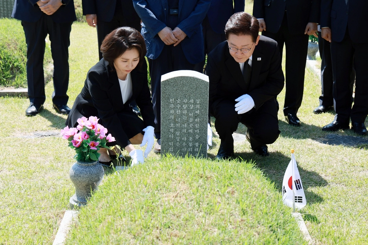 5·18 참배하면서 눈물 흘린 李대통령 부부