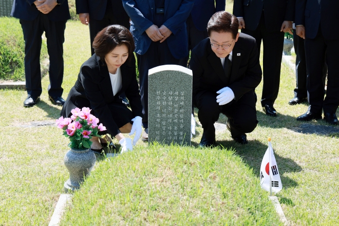 李 “헌법 전문에 5·18 정신 반드시 수록” 개헌 재추진 꺼냈다