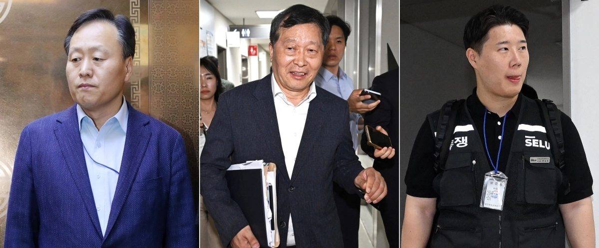 삼성전자 노조의 총파업 예고일을 사흘 앞둔 18일 정부세종청사 중앙노동위원회에서 열린 2차 노사 사후조정 회의를 마친 최승호(맨 오른쪽) 삼성그룹 초기업노동조합 삼성전자지부 위원장과 박수근(가운데) 중앙노동위원장, 여명구 삼성전자 반도체(DS) 부문 피플팀장 부사장이 협상장을 떠나고 있다. 노사는 19일 다시 사후조정을 실시한다. 뉴스1