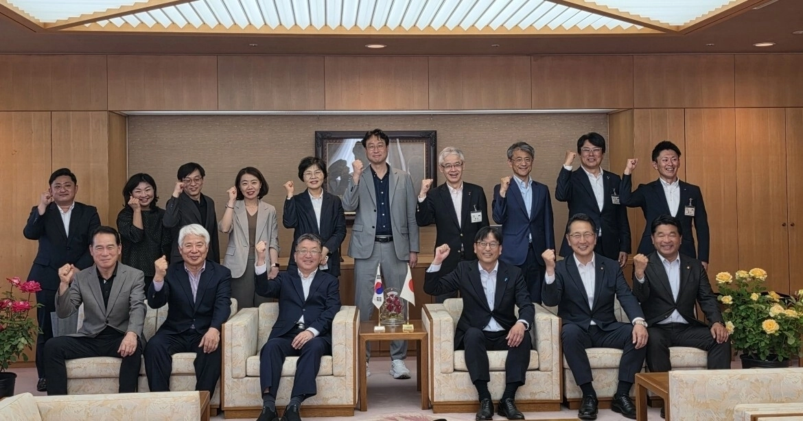 경북 포항시 사절단이 최근 해외 자매도시인 일본 후쿠야마시에서 열린 ‘제59회 후쿠야마 장미축제’를 찾아 두 도시의 우호를 다지는 기념촬영을 하고 있다. 양 도시는 1979년 자매결연했다. 포항시 제공