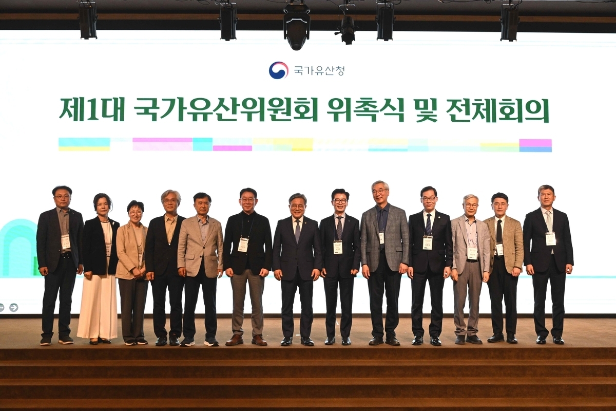 전봉희(왼쪽 여섯 번째) 제1대 국가유산위원회 위원장 및 건축문화유산분과위원장, 허민(일곱 번째) 국가유산청장 등이 지난 15일 위촉식 및 전체회의를 한 뒤 기념사진을 찍고 있다. 국가유산청 제공