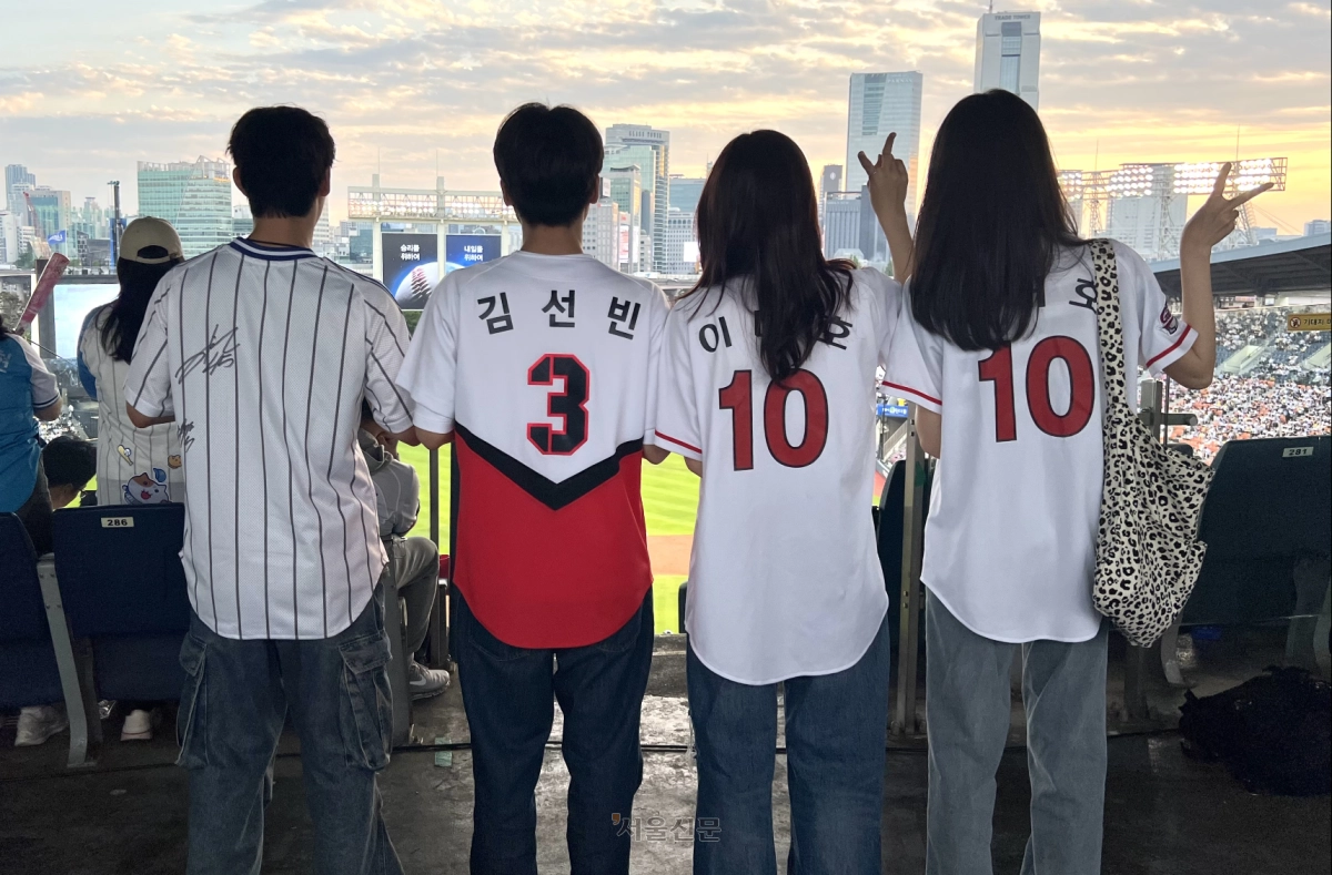 삼성 라이온즈 팬 최수영(24·맨 왼쪽)씨와 대학 동기들이 지난 13일 서울 송파구 잠실야구장 관중석에서 삼성과 LG 트윈스의 맞대결을 보고 있다. 최씨가 입은 삼성 유니폼 옆으로 동기들의 김선빈(KIA 타이거즈)·이대호(전 롯데 자이언츠) 유니폼이 눈에 띈다.