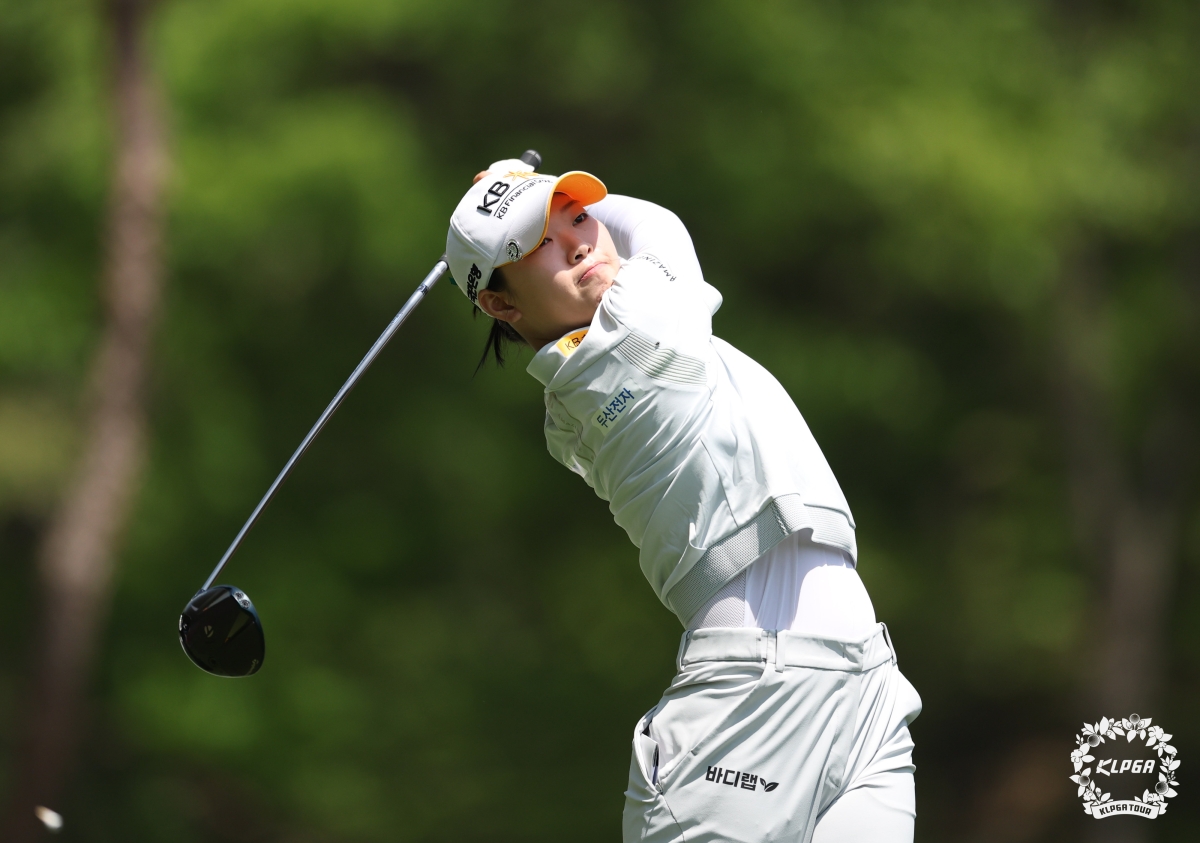 한국여자프로골프(KLPGA) E1 채리티 오픈이 22일부터 경기 여주시 페럼 클럽에서 사흘 동안 열린다. 박현경의 우승 경쟁상대인 방신실은 지난 17일 끝난 두산 매치 플레이 우승에 이어 2주 연속 우승에 도전한다. KLPGA 제공