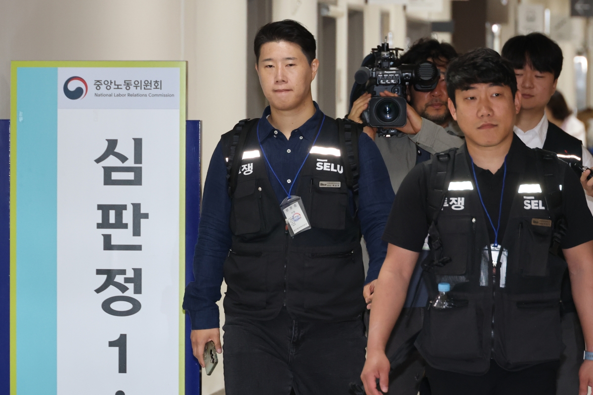 삼성그룹 초기업노동조합 삼성전자지부 최승호 위원장이 총파업 예고 시점을 이틀 앞둔 19일 정부세종청사 중앙노동위원회에서 열린 2차 사후조정 2일차 회의에 참석하고 있다. 연합뉴스