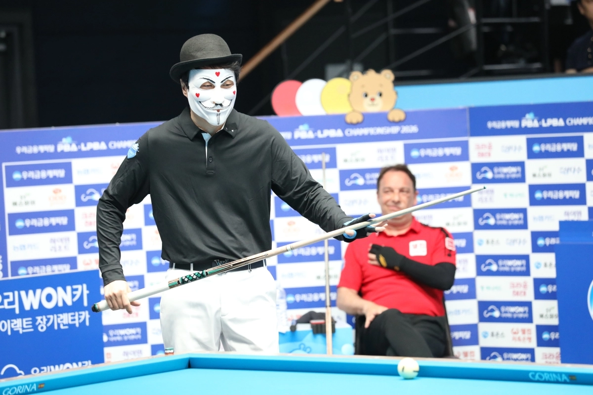 당구 유튜버 ‘해커’가 지난 18일 경기 고양시 킨텍스 PBA 스타디움에서 열린 2026~27 우리금융캐피탈 PBA-LPBA 챔피언십 남자부 128강전 다니엘 산체스와의 경기에서 타구할 준비를 하고 있다. PBA  제공