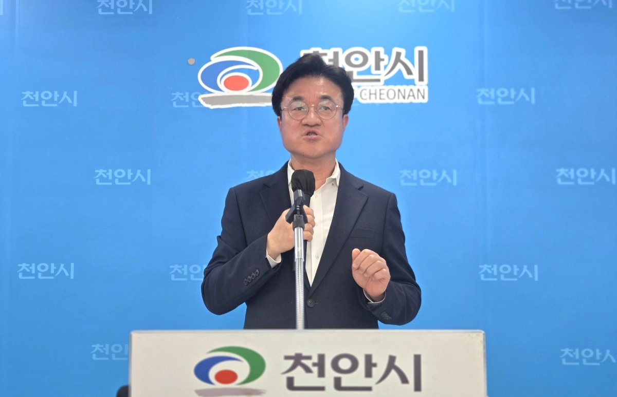 박수현 민주당 충남도지사 후보 선거대책위원회 최재용 정책본부장이 19일 기자회견을 하고 있다. 이종익 기자
