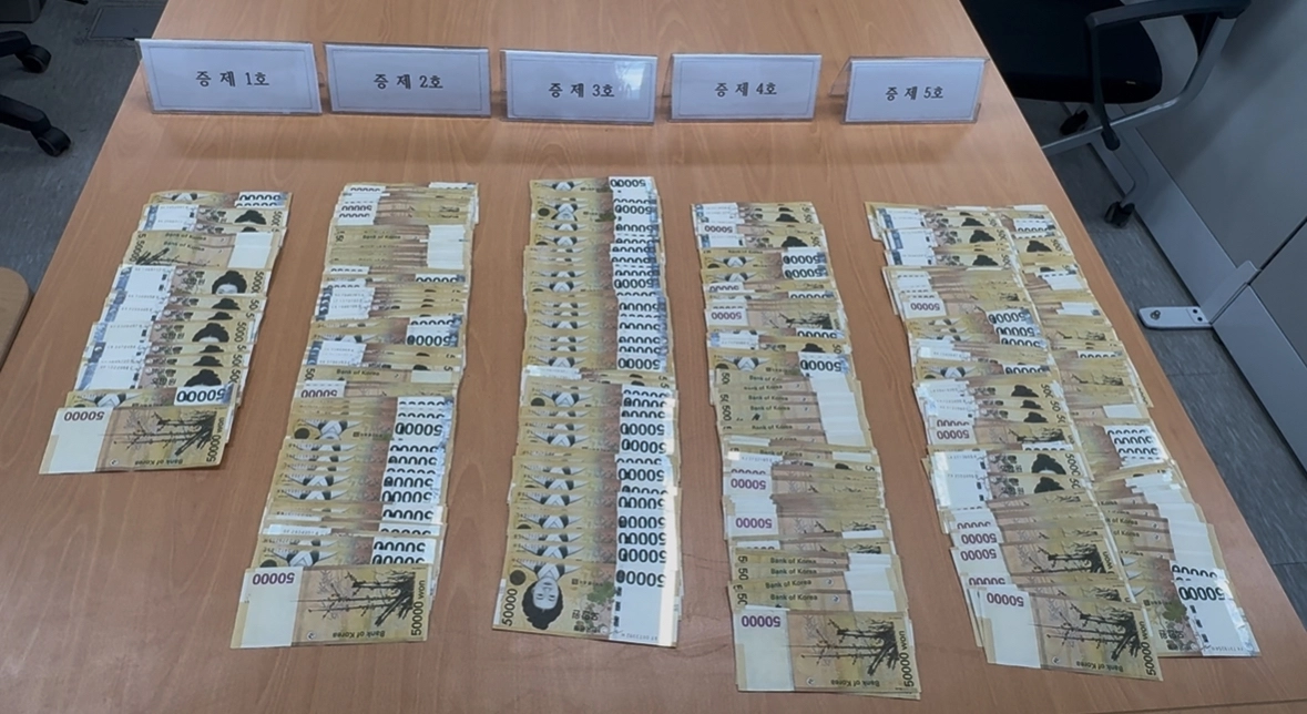 제주경찰청은 제주 시내 아파트 여러 채를 빌려 외국인을 상대로 180억원대 불법 도박사이트를 운영한 일당 6명을 붙잡았다. 사진은 현장에서 압수한 현금. 제주경찰청 제공