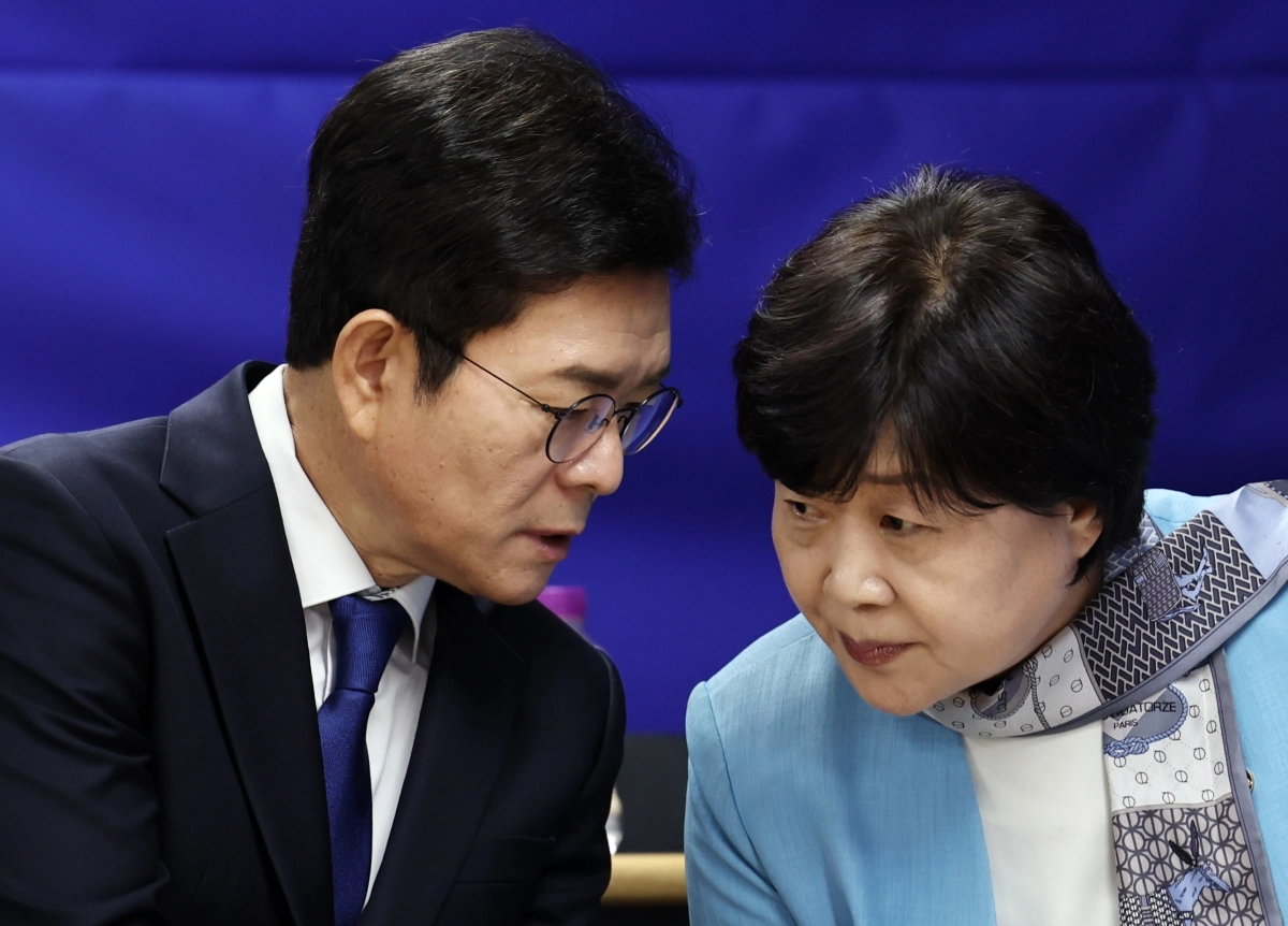 귀엣말 나누는 정원오·서영교