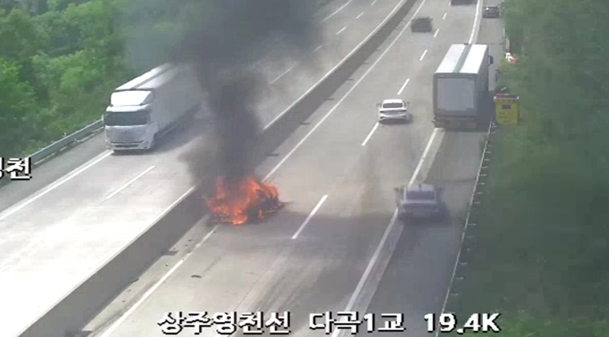 상주영천고속도로 사고 현장. 경북소방본부 제공