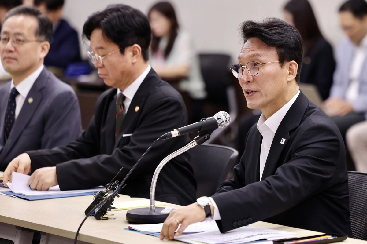 김민석 총리가 19일 새만금 현지에서 열린 ‘새만금·전북 대혁신 TF’ 3차 회의에서 현대차 새만금 투자 프로젝트 종합지원 계획을 논의했다. 국무총리실 제공