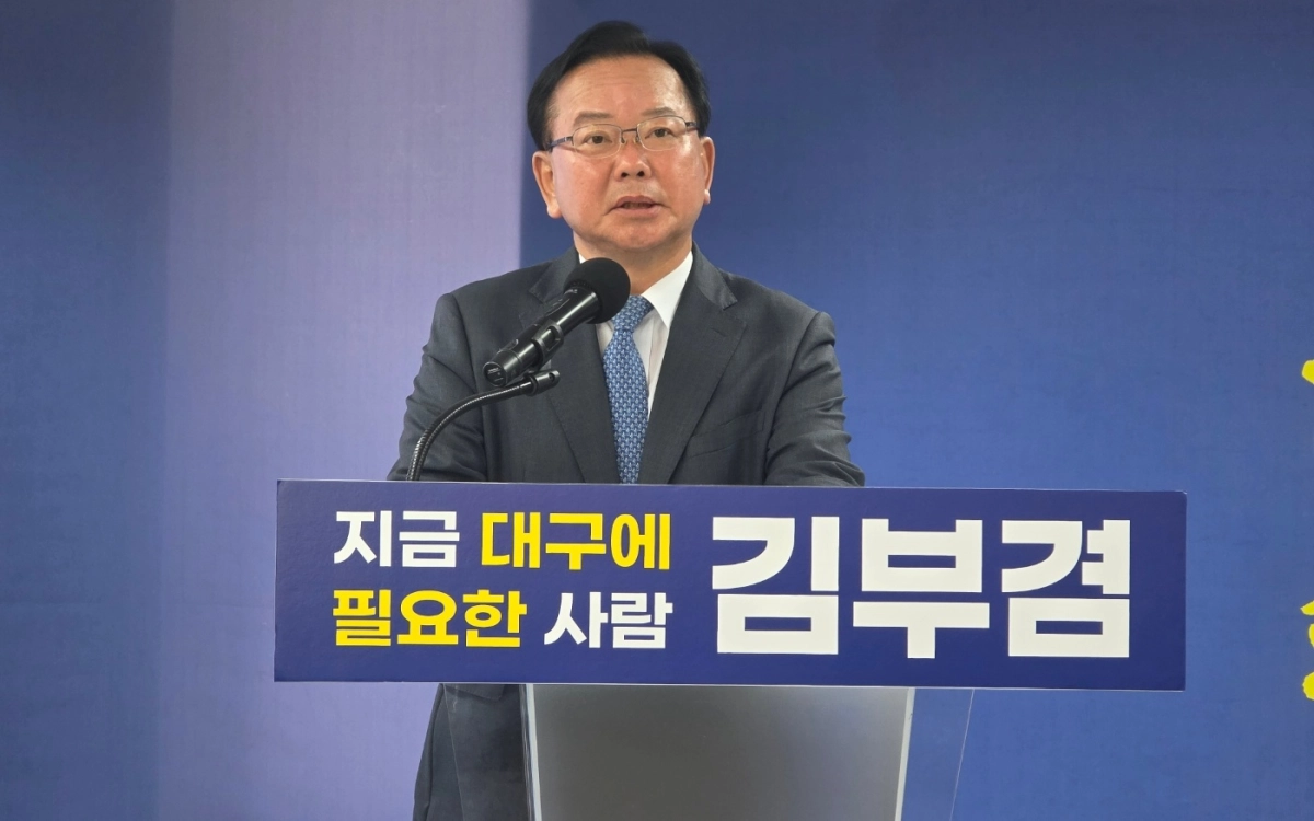 김부겸 더불어민주당 대구시장 후보가 19일 달서구 두류동에 있는 선거사무소에서 교육·문화·여성 공약을 발표하고 있다.