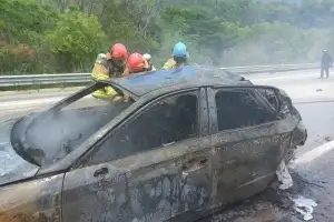산소 다녀오던 일가족 참변…추돌사고·차량전소, 가족 4명 숨져