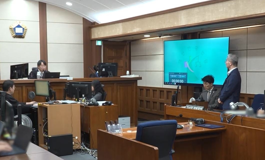 대통령 경호처를 속여 비화폰(보안용 휴대전화)을 받아 노상원 전 국군정보사령관에게 전달한 혐의 등으로 재판에 넘겨진 김용현 전 국방부 장관이 19일 서울 서초구 서울중앙지방법원에서 열린 1심 선고 공판에 출석해 재판부 선고를 듣고 있다. 법원은 이날 김 전 장관에게 징역 3년을 선고했다. 서울중앙지법 제공