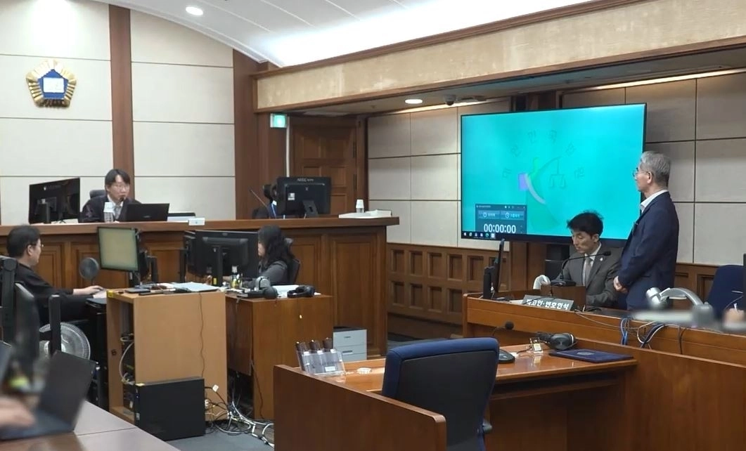 대통령 경호처를 속여 비화폰(보안용 휴대전화)을 받아 노상원 전 국군정보사령관에게 전달한 혐의 등으로 재판에 넘겨진 김용현 전 국방부 장관이 19일 서울 서초구 서울중앙지방법원에서 열린 1심 선고 공판에 출석해 재판부 선고를 듣고 있다. 법원은 이날 김 전 장관에게 징역 3년을 선고했다. 서울중앙지법 제공