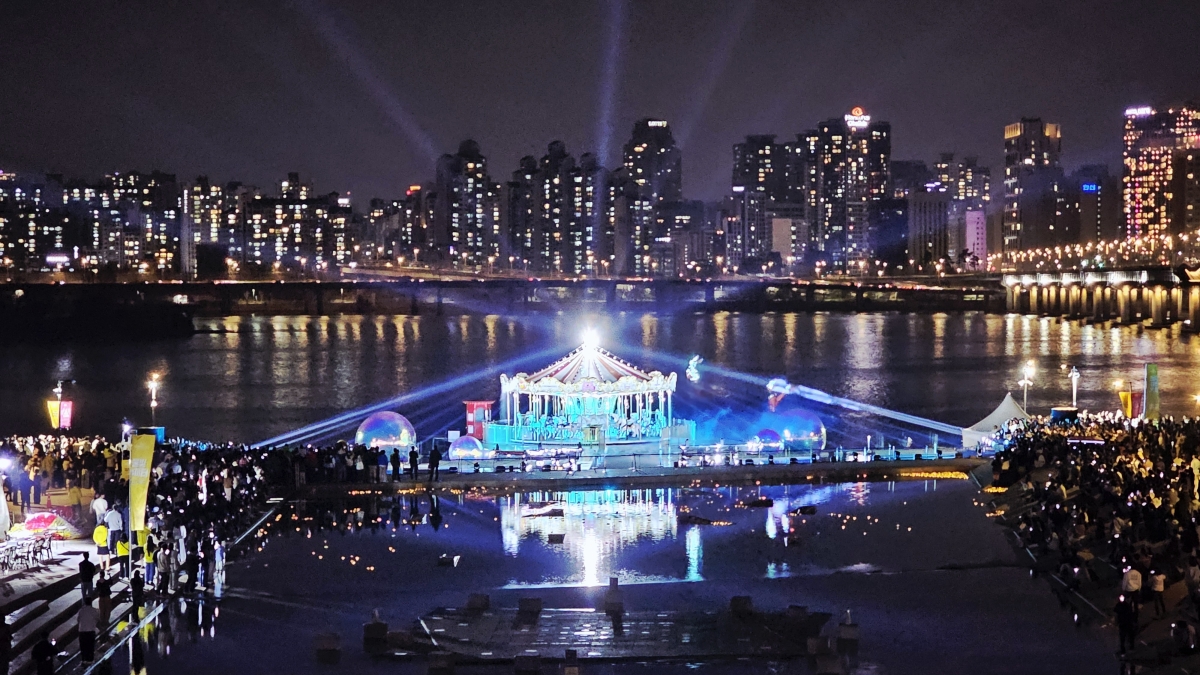 지난달 11일 서울 여의도 한강공원 물빛광장 원더스테이지에서 진행된 시그니처쇼. 서울시 제공