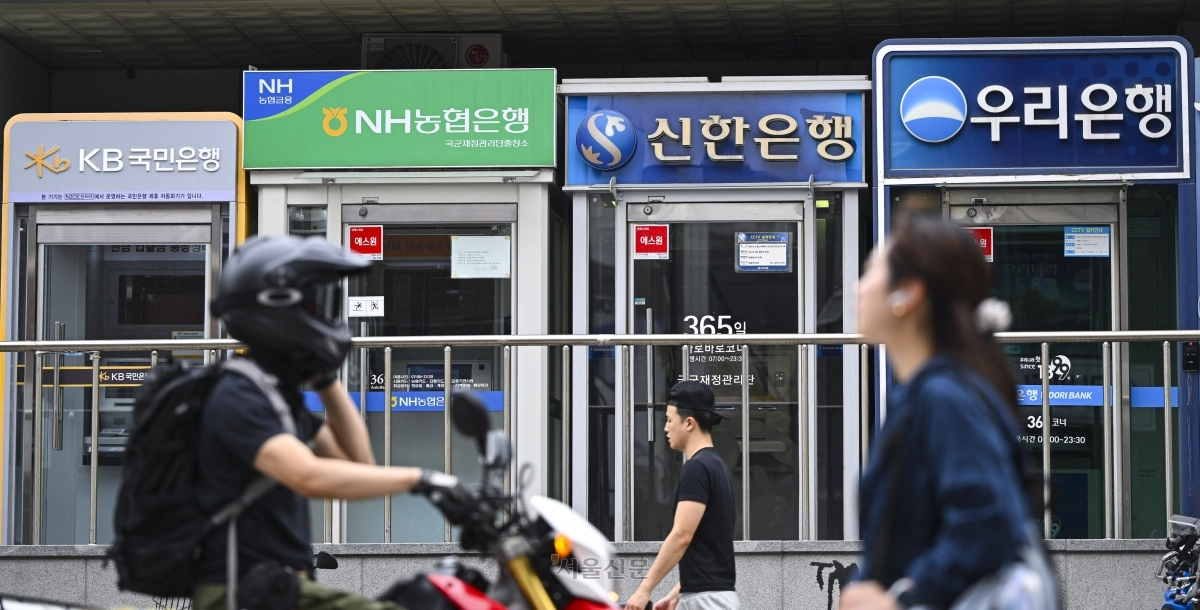 19일 금융권에 따르면 글로벌 금융시장에서 채권금리가 급등한 여파로 전날 국내 주택담보대출 금리 상단이 연 7%를 넘는 것으로 집계됐다. 사진은 이날 서울 시내 마련된 주요 시중은행 ATM 기기. 2026.5.19 이지훈 기자