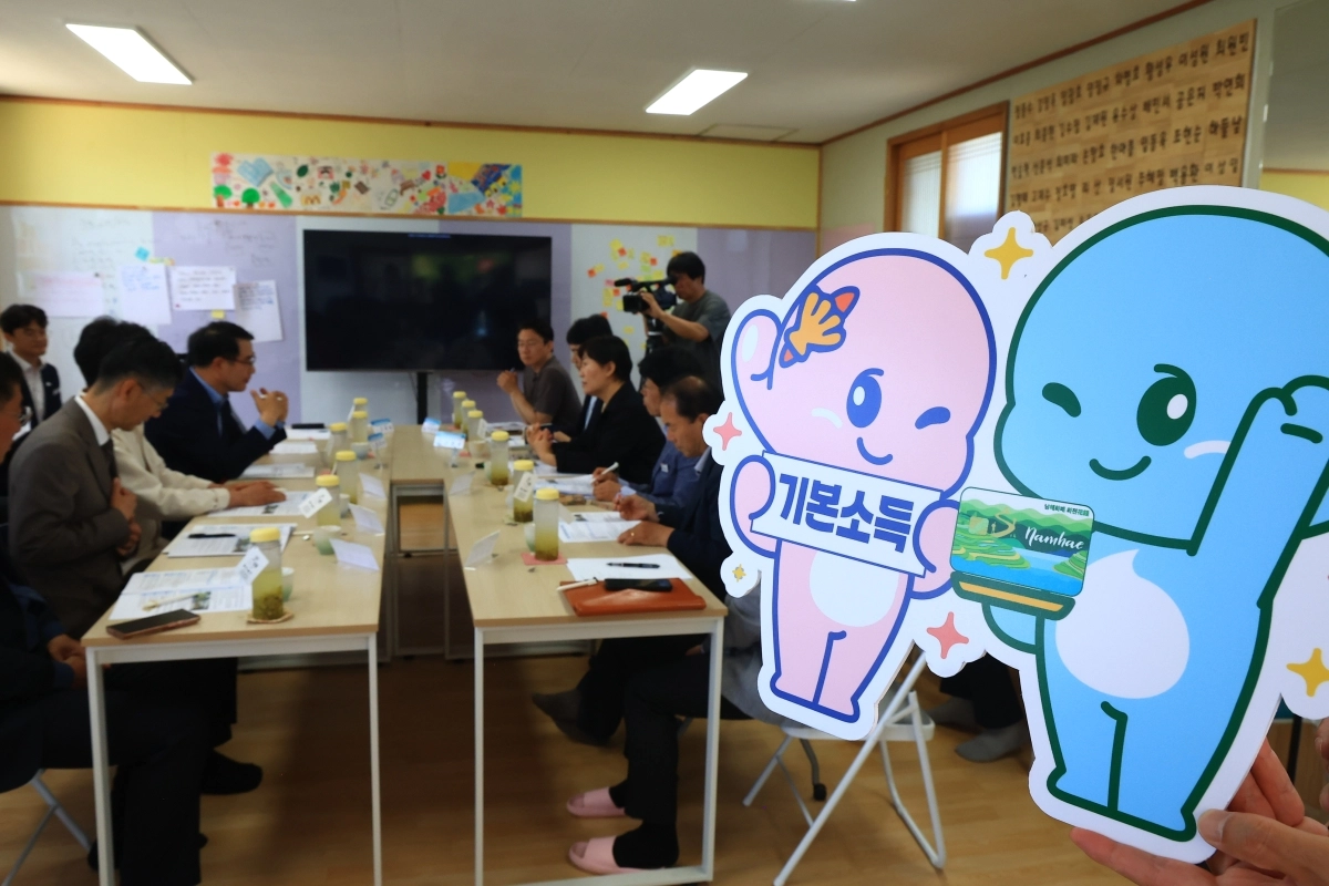 송미령 농림축산식품부 장관이 17일 경남 남해군 삼동면의 내동천 바람개비 마을에서 현장 간담회를 하고 있다. 남해군은 농어촌 기본소득 시범사업을 시행 중이다. 2026.5.17. 농림축산식품부 제공
