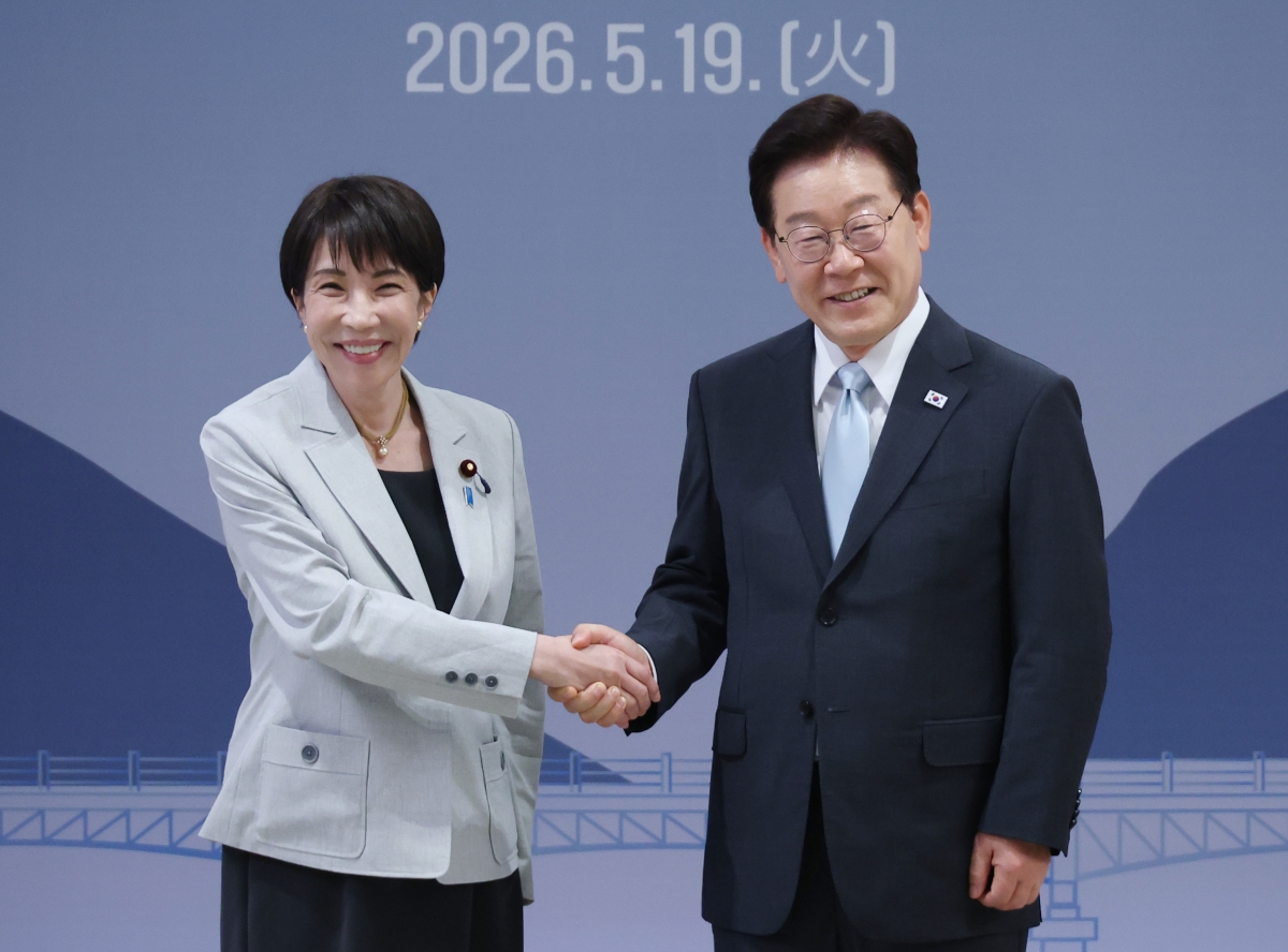악수하는 한-일 정상