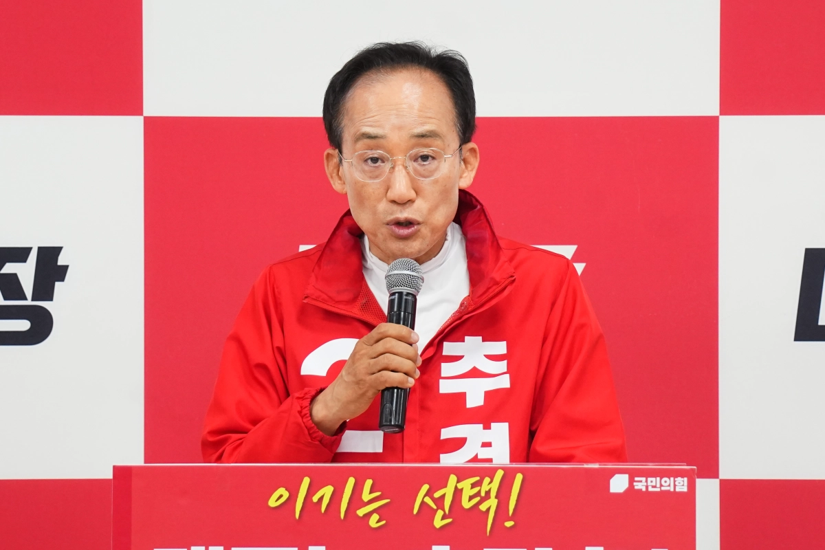 추경호 국민의힘 대구시장 후보가 19일 수성구 범어동에 있는 선거사무소에서 기자회견을 열고 대기업 유치 공약을 발표하고 있다. 추경호 선거사무소 제공