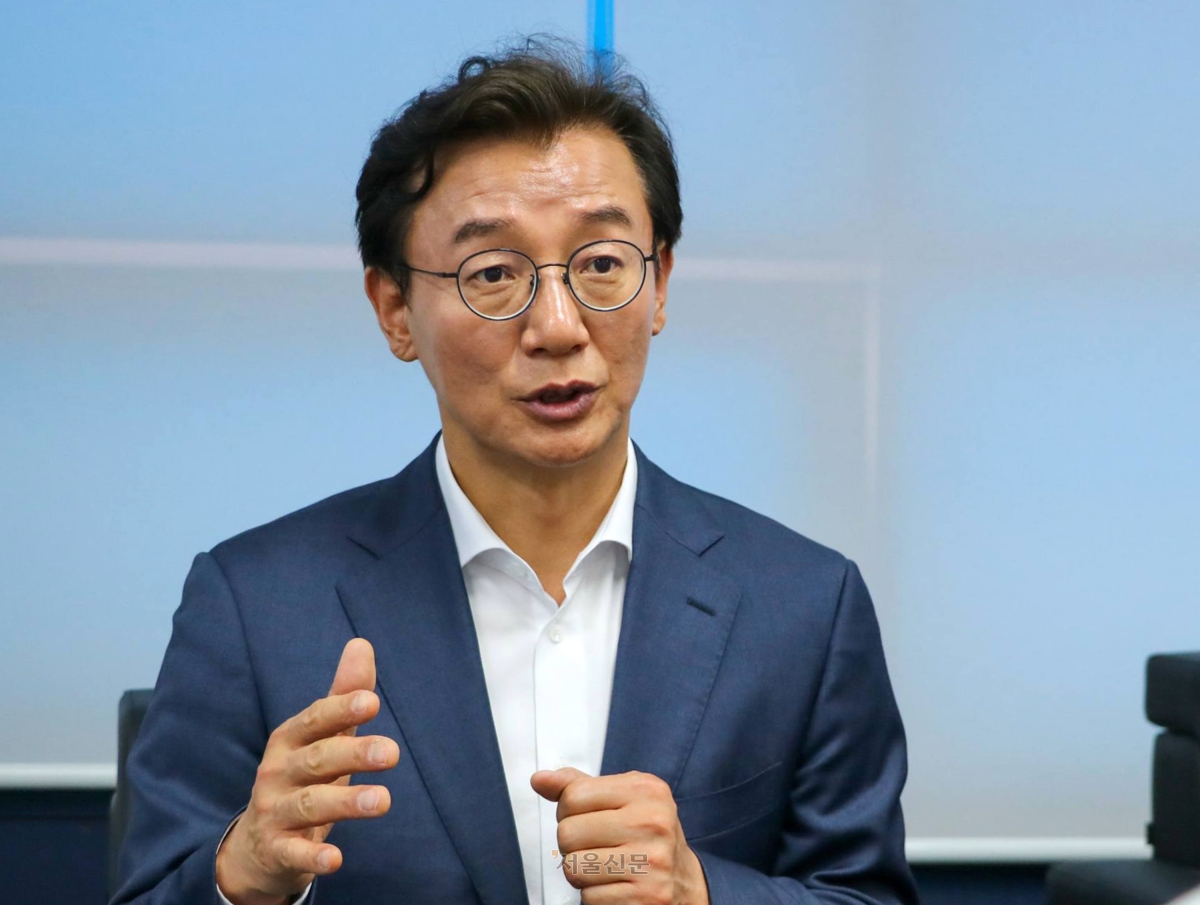 전재수 더불어민주당 부산시장 후보가 19일 부산 부산진구 선거사무소에서 서울신문과 인터뷰하며 부산 시정에 대한 포부를 밝히고 있다. 전 후보는 “선거가 끝나는 대로 ‘부울경 메가시티 협의기구’를 즉시 구성해 중앙정부의 예산과 정책 지원을 끌어오겠다”고 말했다. 부산 정철욱 기자