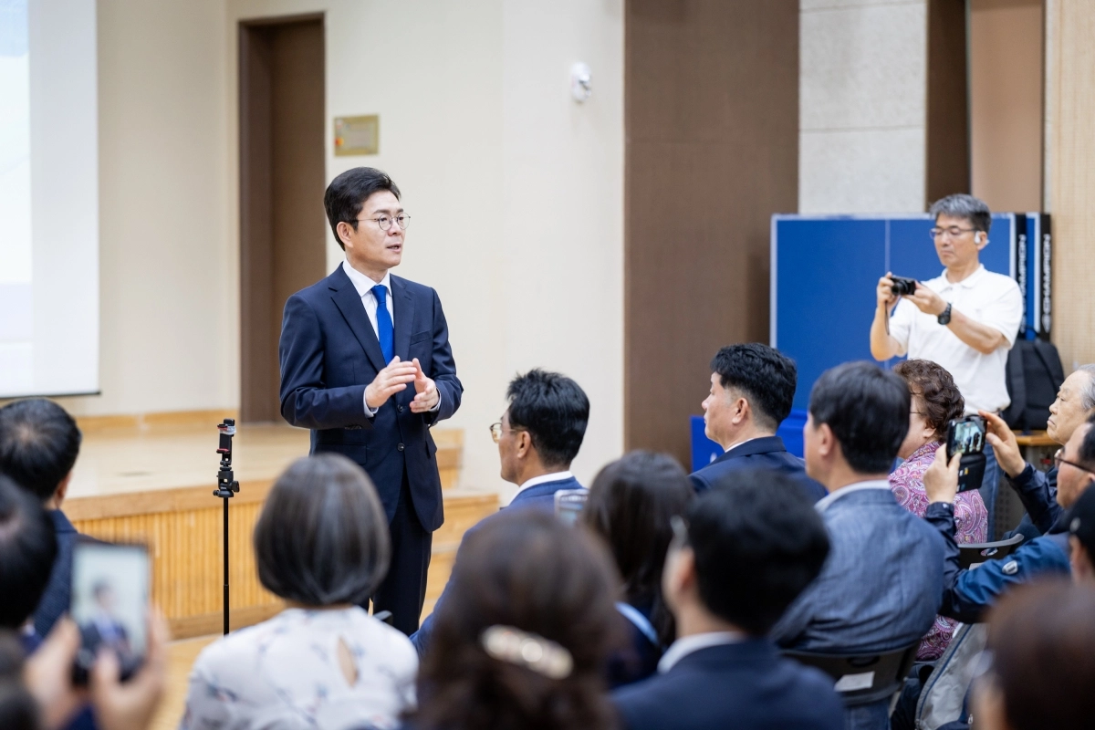 정원오 더불어민주당 서울시장 후보가 19일 용산구 청파새마을금고 본점 강당에서 주거 단체들과 간담회를 열고 인사말을 하고 있다. 정원오 후보 캠프 제공