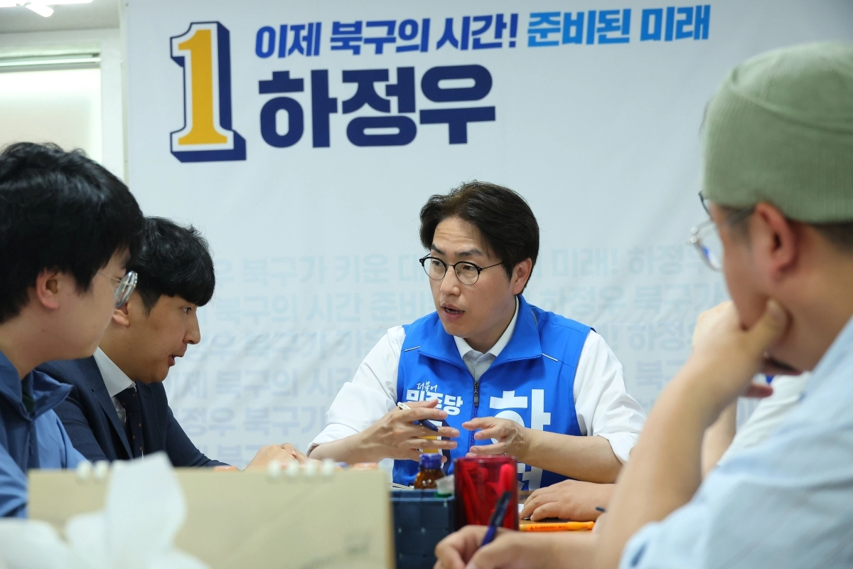 하정우 더불어민주당 부산 북구갑 국회의원 보궐선거 후보가 19일 부산 북구 선거사무소에서 부산 AI기업 간담회를 갖고 있다. 부산 연합뉴스