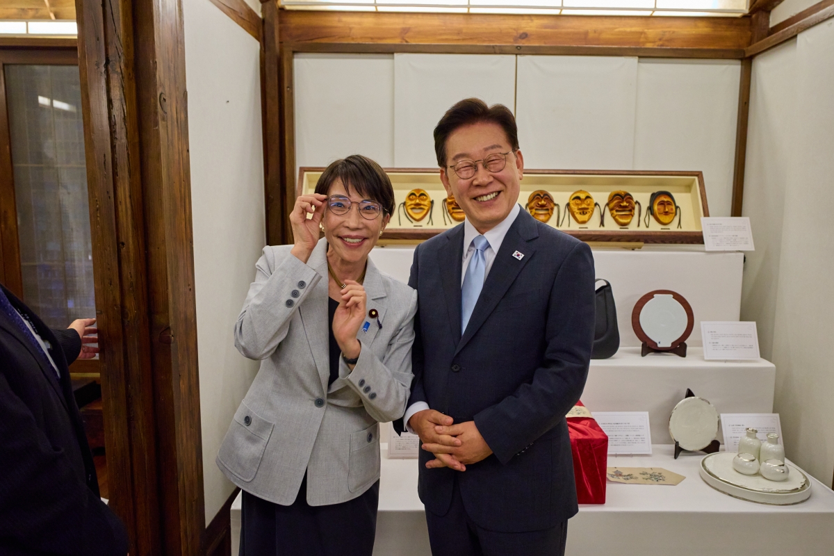다카이치 총리가 선물한 안경 쓴 이재명 대통령