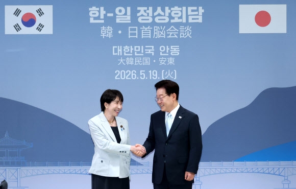 악수하는 한-일 정상