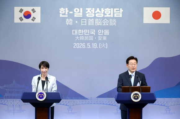 공동언론 발표하는 한-일 정상